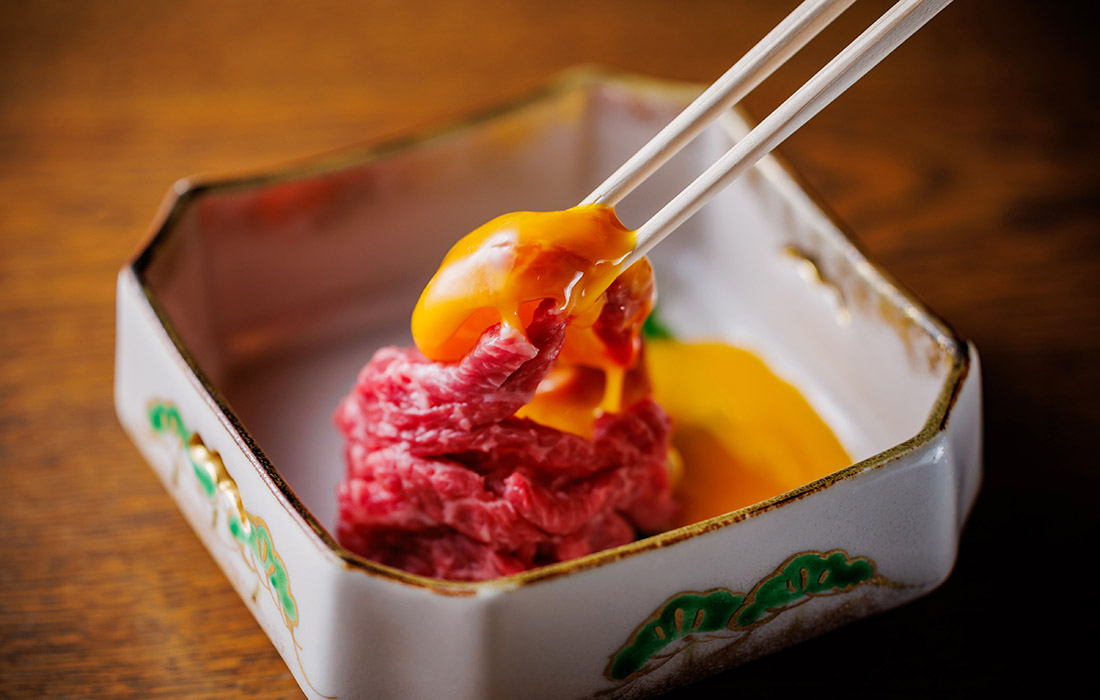 とろける食感のユッケ