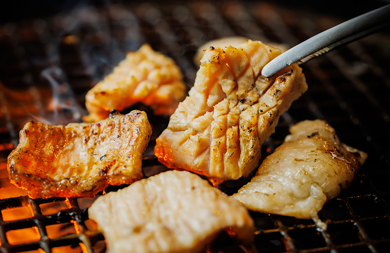 一度も冷凍しない生のホルモン。鮮度にこだわった店内仕込み