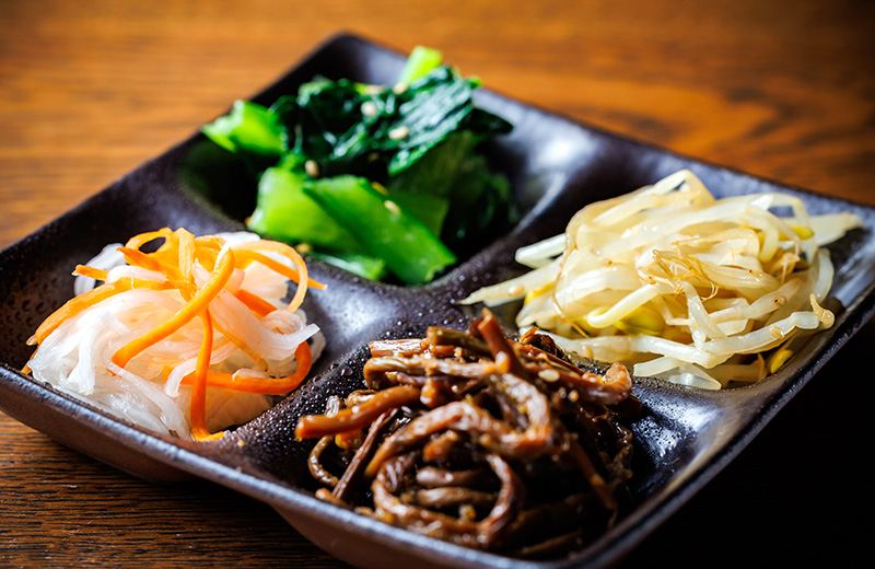 シャキシャキ食感とごま油の風味が食欲をそそるナムル盛り合わせ