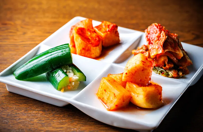 彩り豊かなキムチの盛り合わせ