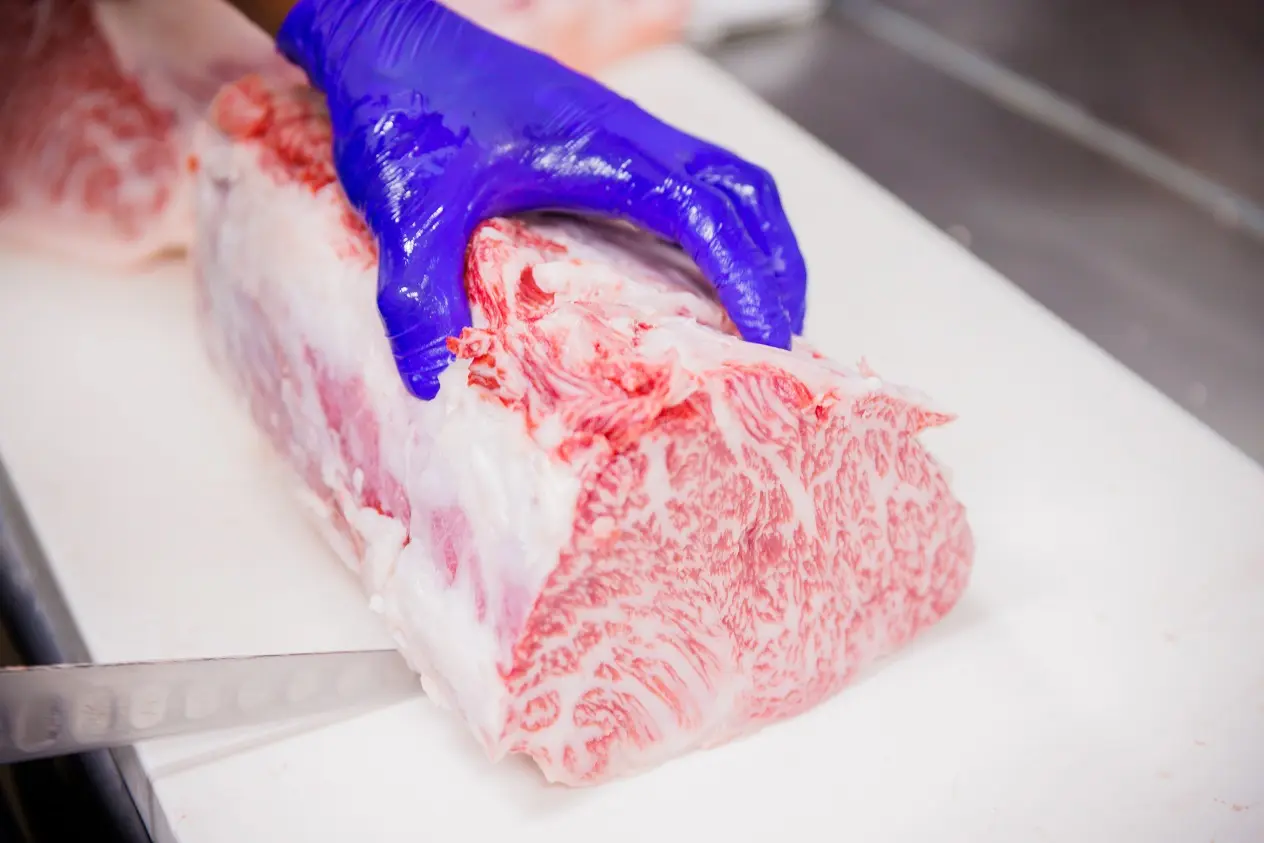 0K8A6314 お肉を切っている様子